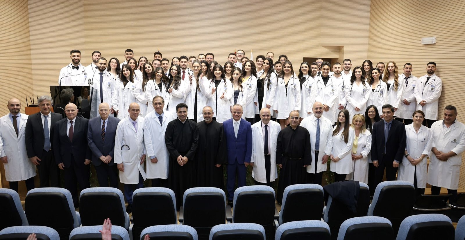 طلاب الطب في جامعة الروح القدس يعلنون التزامهم الإنساني والطبي بالثوب الأبيض
