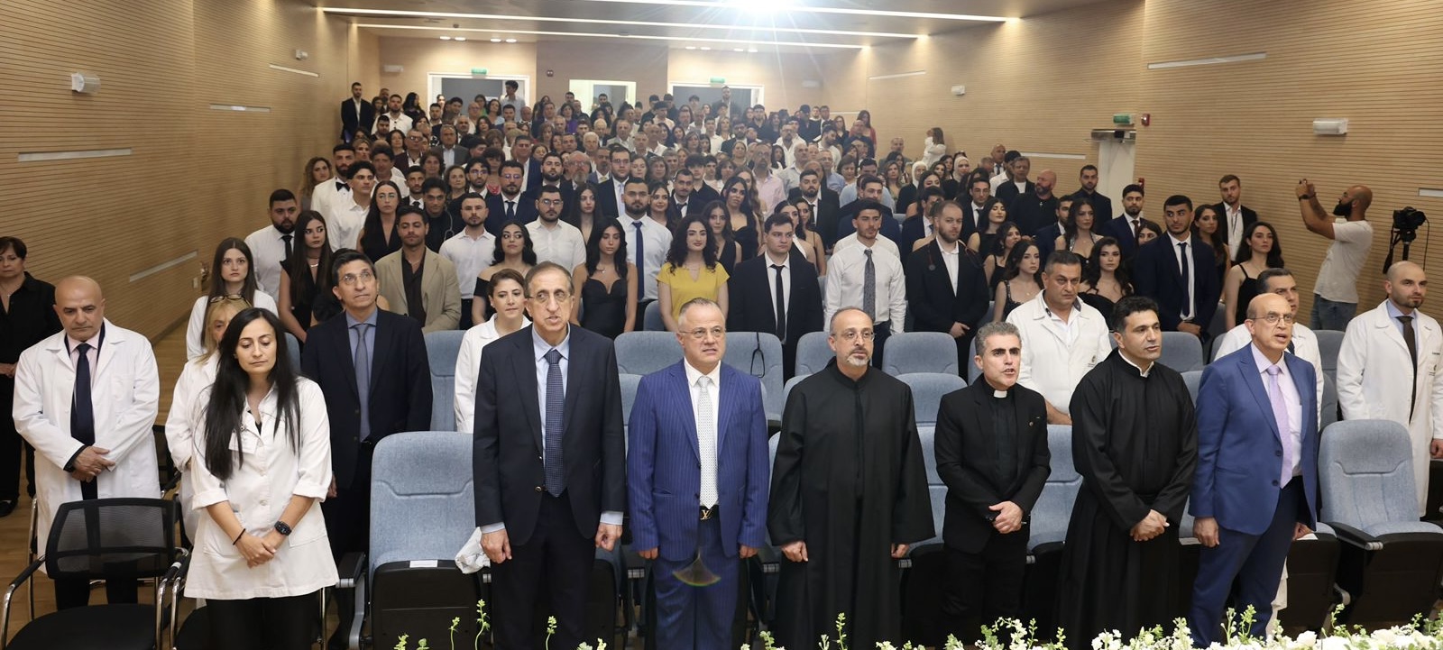 طلاب الطب في جامعة الروح القدس يعلنون التزامهم الإنساني والطبي بالثوب الأبيض
