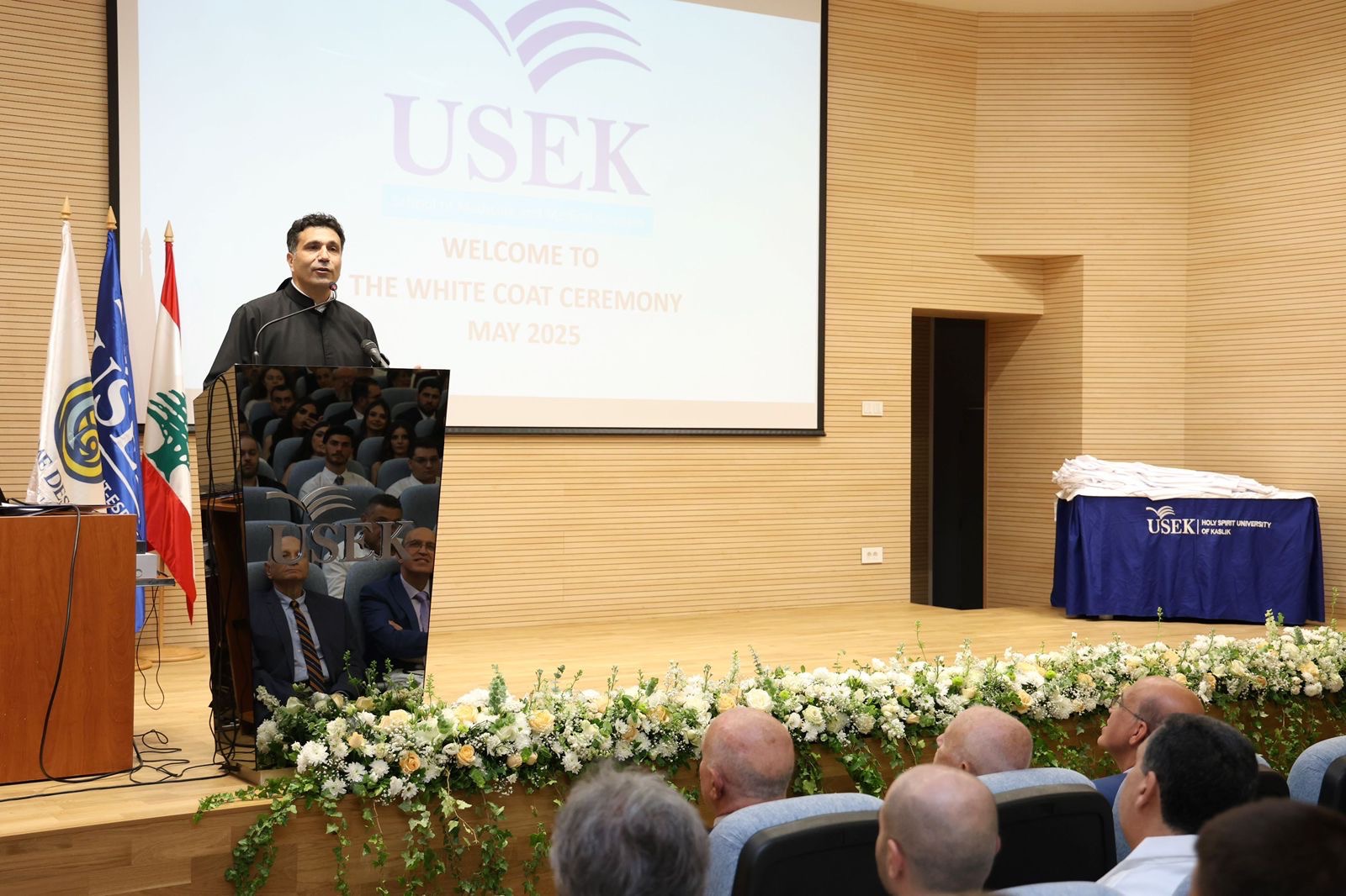 طلاب الطب في جامعة الروح القدس يعلنون التزامهم الإنساني والطبي بالثوب الأبيض