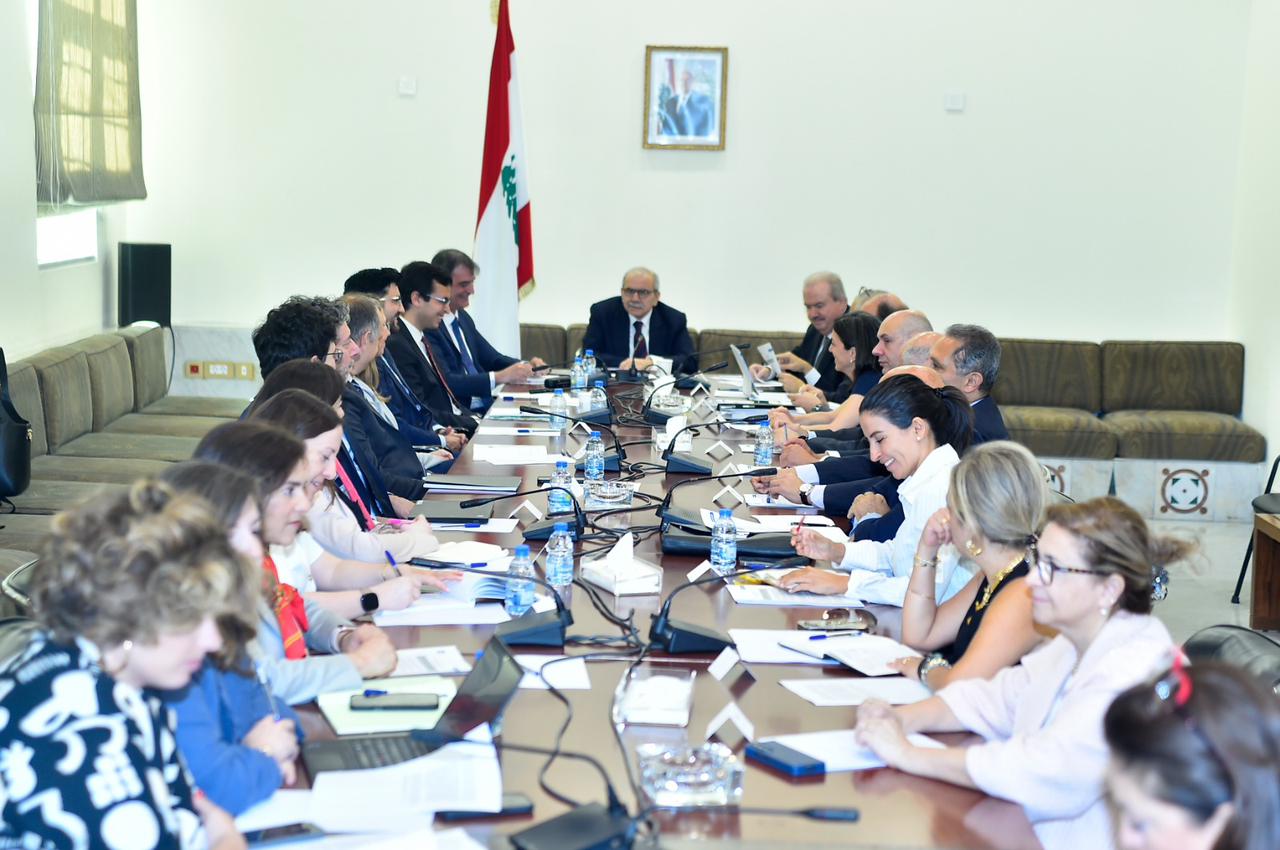 رئيس الحكومة يترأس اجتماعاً مع بعثة صندوق النقد الدولي في السرايا