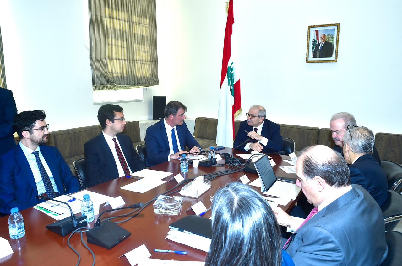 رئيس الحكومة يترأس اجتماعاً مع بعثة صندوق النقد الدولي في السرايا