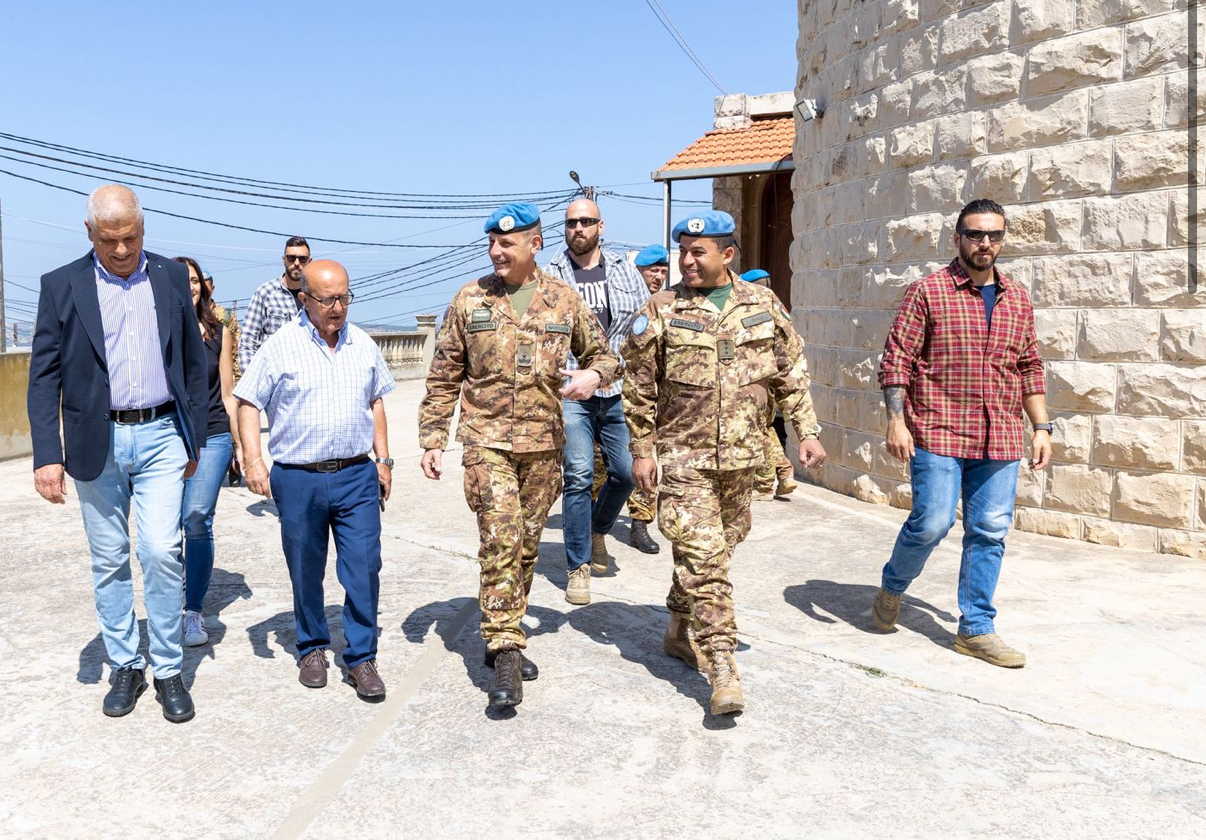 الكتيبة الإيطالية تزوّد عين إبل بنظام طاقة شمسية وتدعم بئر دبل بكابلات كهرباء