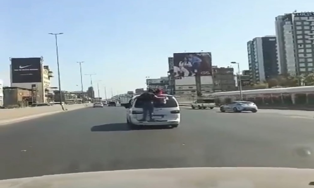 بالفيديو: راكب يخاطر بحياته على الأوتوستراد!