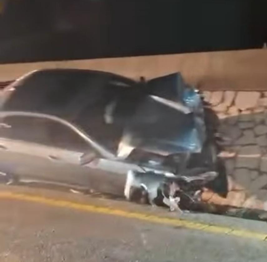 انحراف سيارة واصطدامها بفاصل إسمنتي قرب حاجز المدفون