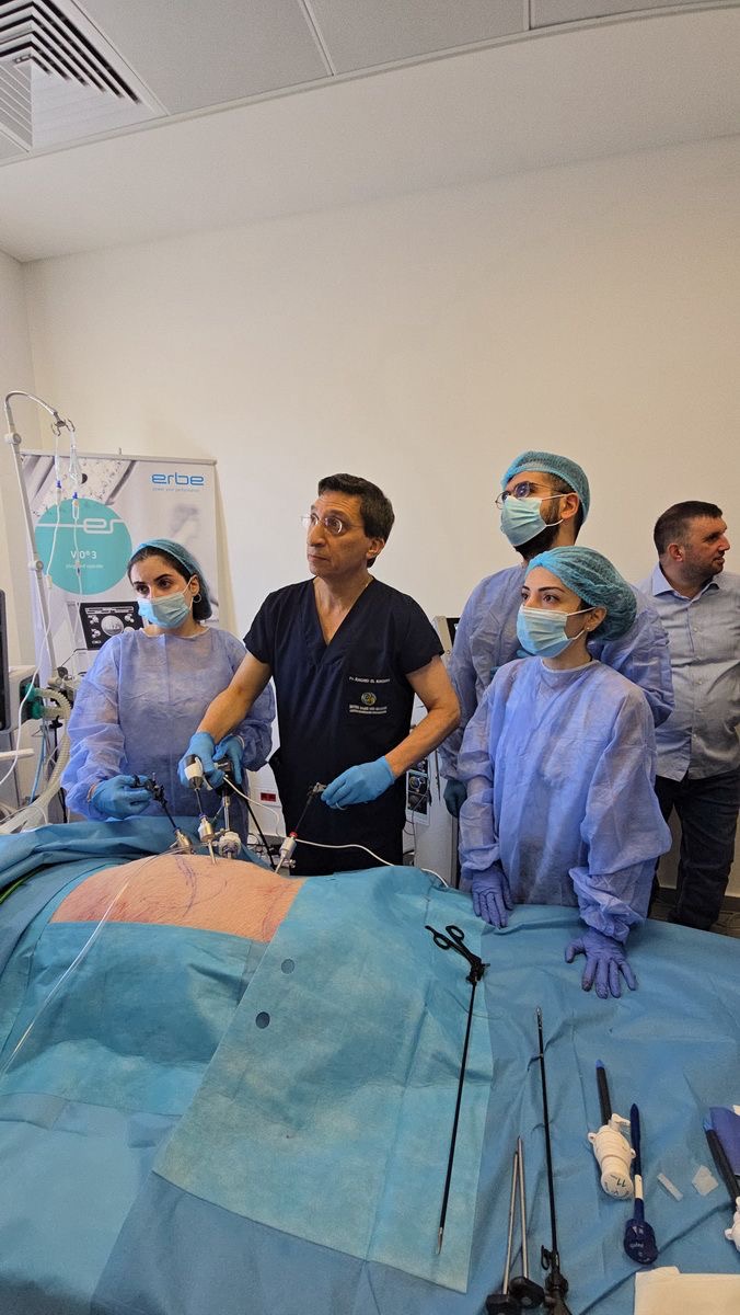 ورشة تدريبية متقدمة في مستشفى سيدة المعونات لتعزيز مهارات جراحة المسالك البولية بالمنظار