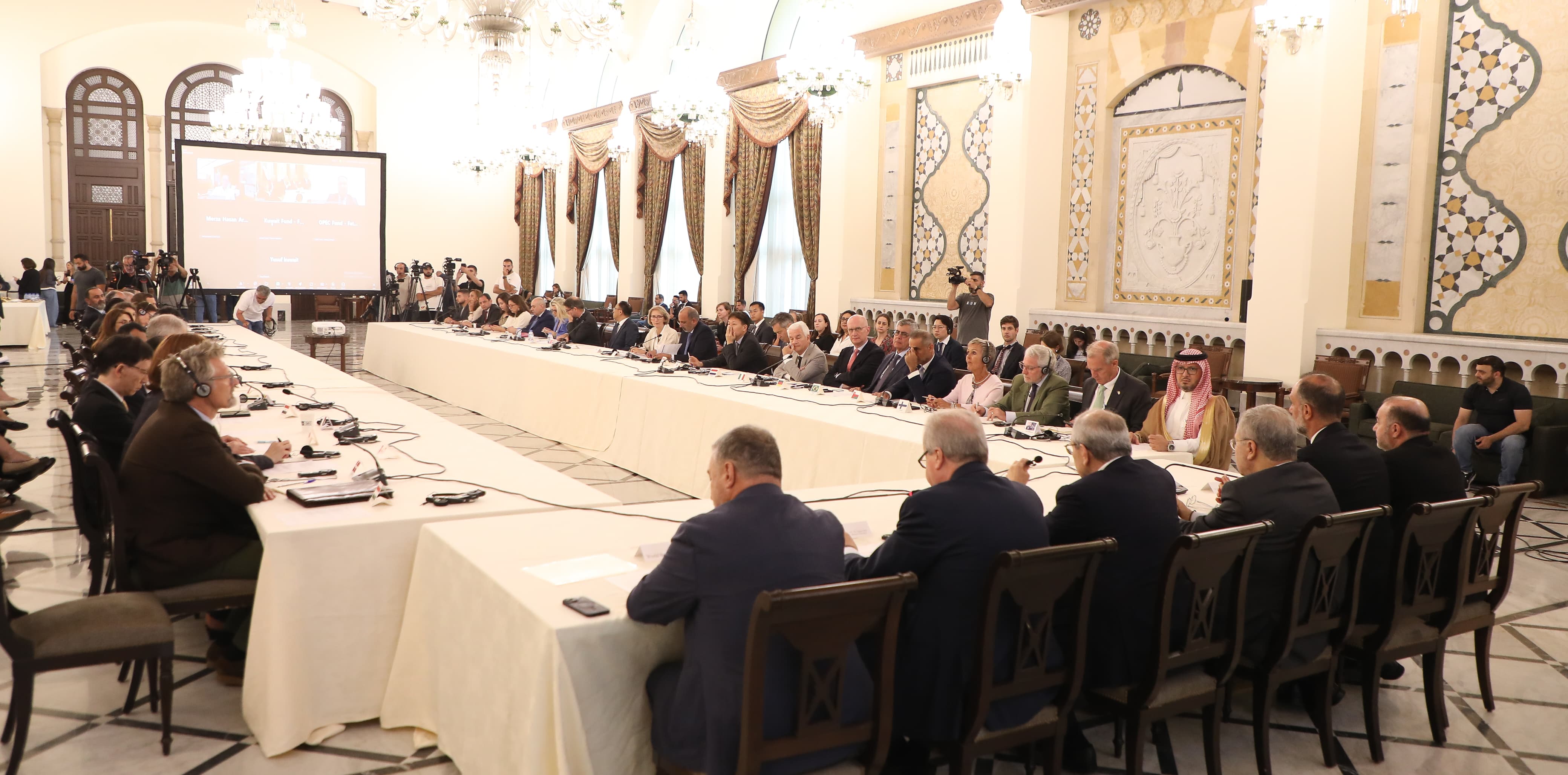 رئيس الحكومة إجتمع حول مشروع الدعم الطارئ للبنان