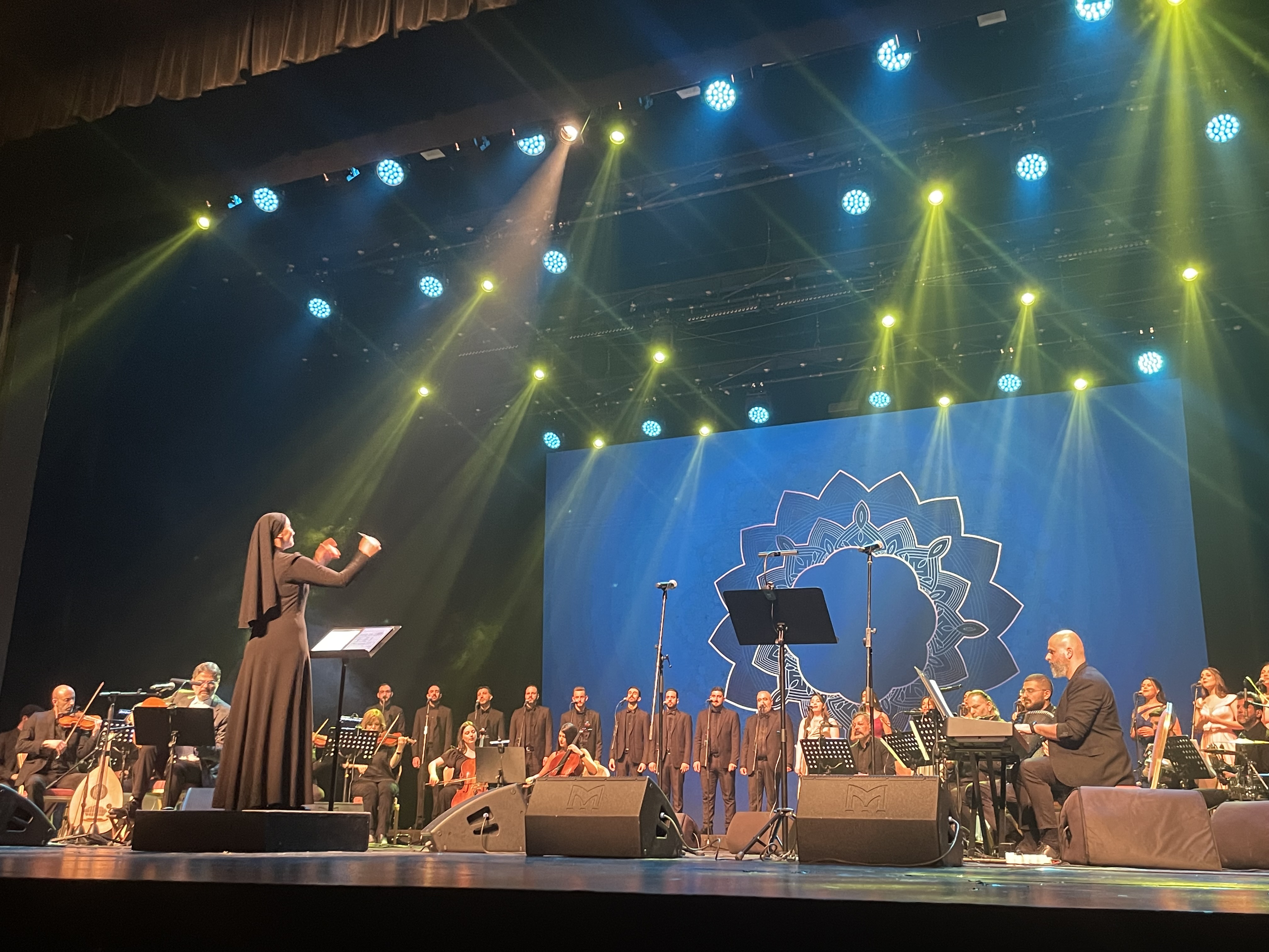 بالفيديو- “صدى” على مسرح كازينو لبنان: أمسية موسيقية تُحيي الحكمة وتغنّي التراث