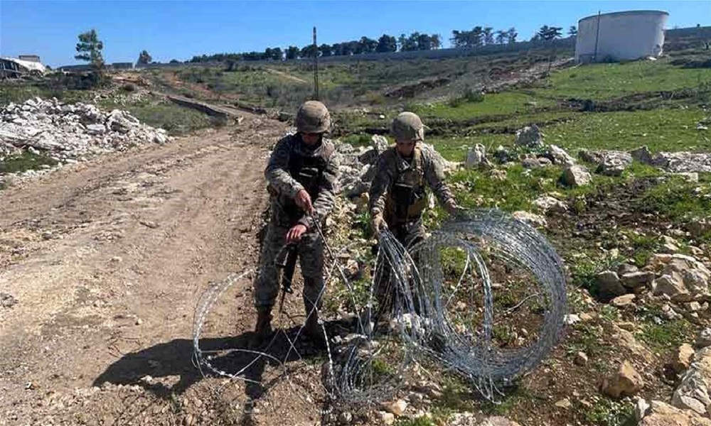 الجيش: إصابة ضابط وعسكريَّين جراء انفجار ذخائر جنوبًا