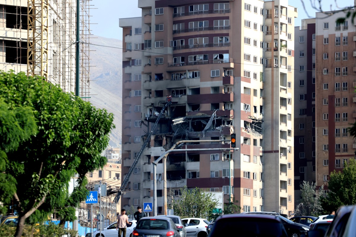 بعد الضربة الإسرائيلية... إيران تمنع الواتساب وتفرض القيود على الاتصال بالانترنت