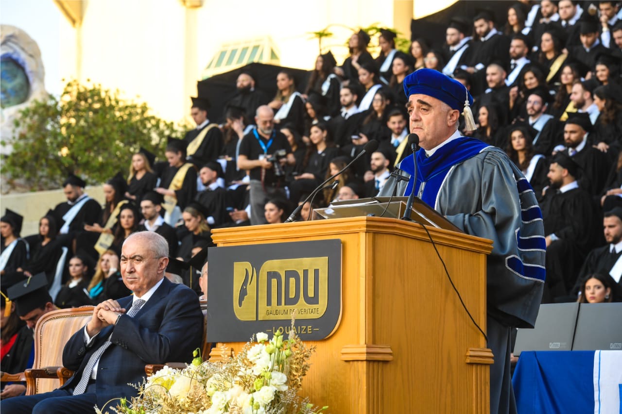 حفل التخرج الخامس والثلاثون لطلاب جامعة سيدة اللويزة…الأب الخوري: أرسموا الغَدَ الجميلَ في عقولِكُم