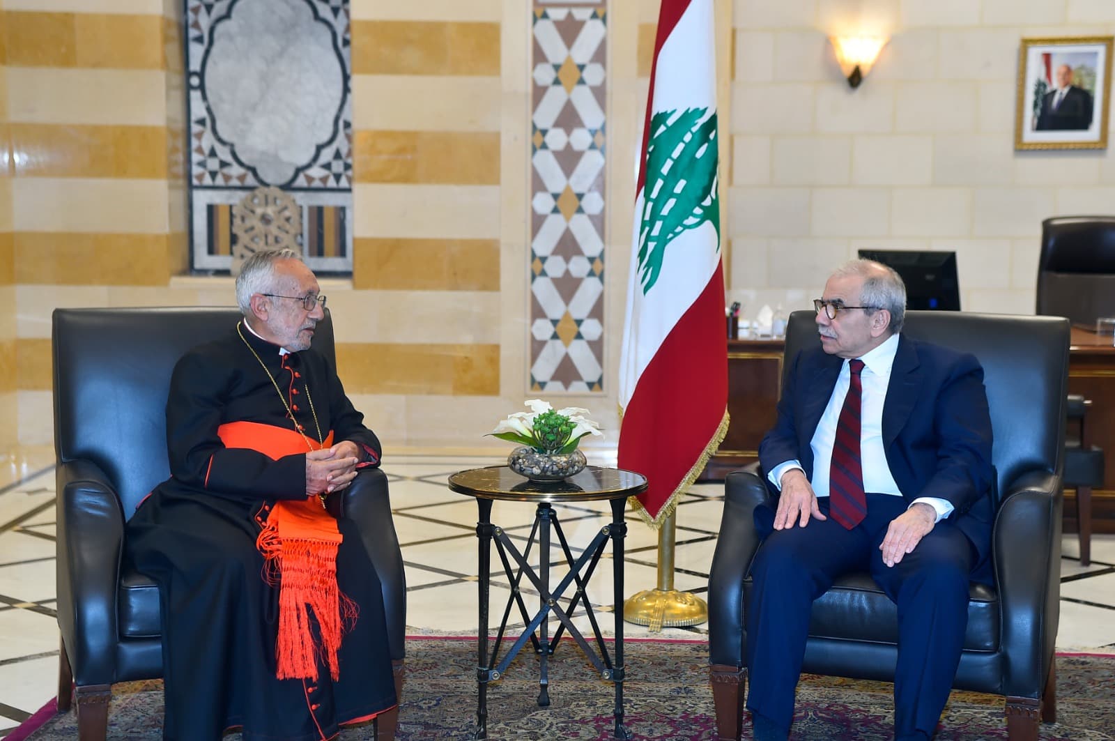 رئيس الحكومة  يستقبل البطريرك روفائيل ميناسيان في السرايا