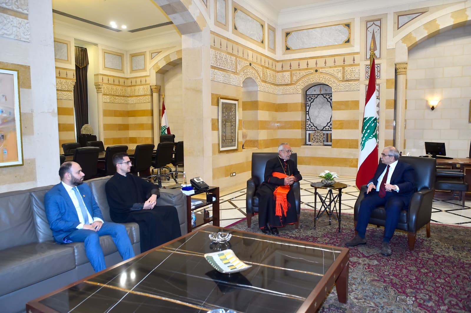رئيس الحكومة  يستقبل البطريرك روفائيل ميناسيان في السرايا