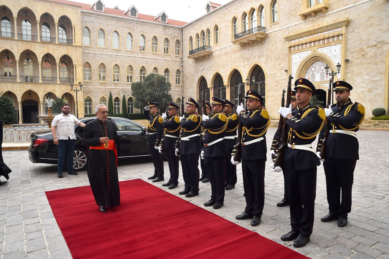 رئيس الحكومة  يستقبل البطريرك روفائيل ميناسيان في السرايا