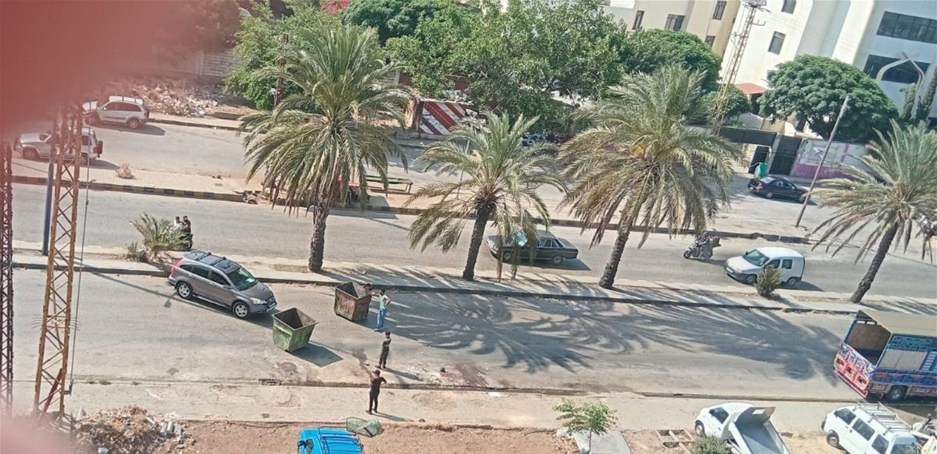مواطن يقطع طريق البداوي احتجاجاً على حجز سيارته