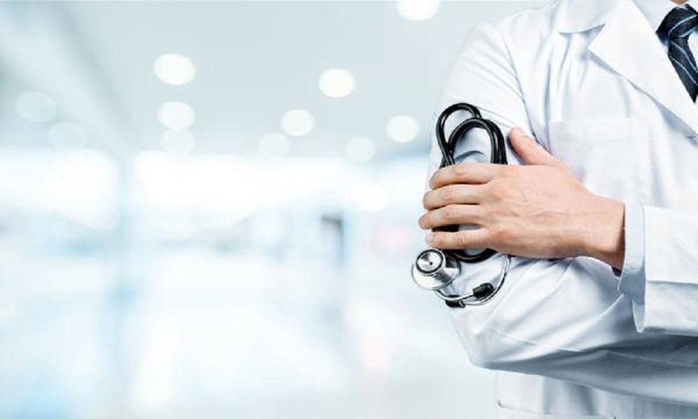 إيران تُلغي إجازات الأطباء