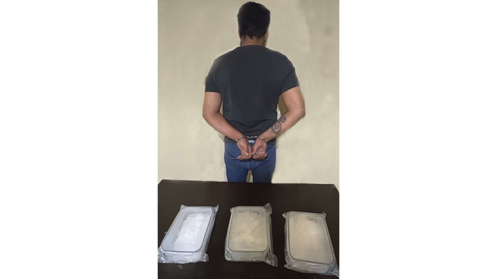 نقل كمية من الكوكايين على متن سيارته، فتم توقيفه من قبل عناصر حاجز ضهر البيدر
