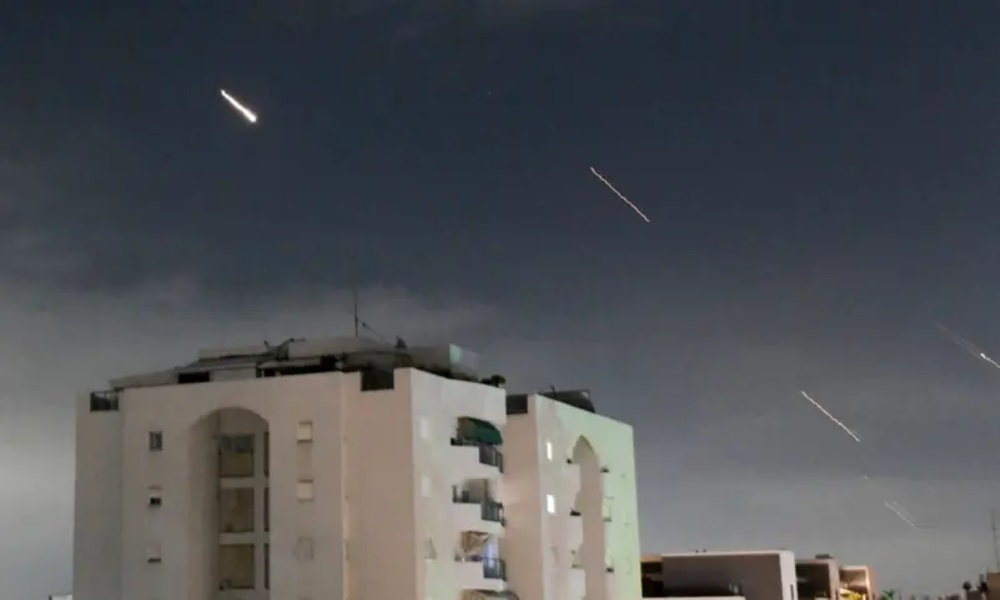رشقة صاروخية إيرانية باتجاه وسط إسرائيل