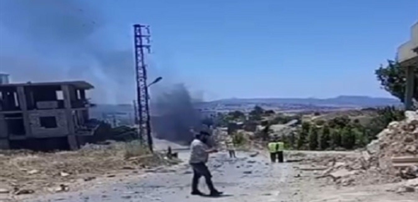 بالفيديو... إستهداف سيارة عند أطراف بلدة حولا