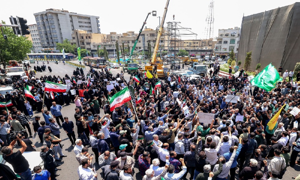آلاف الإيرانيين يتظاهرون في طهران تنديدا بالهجمات الإسرائيلية