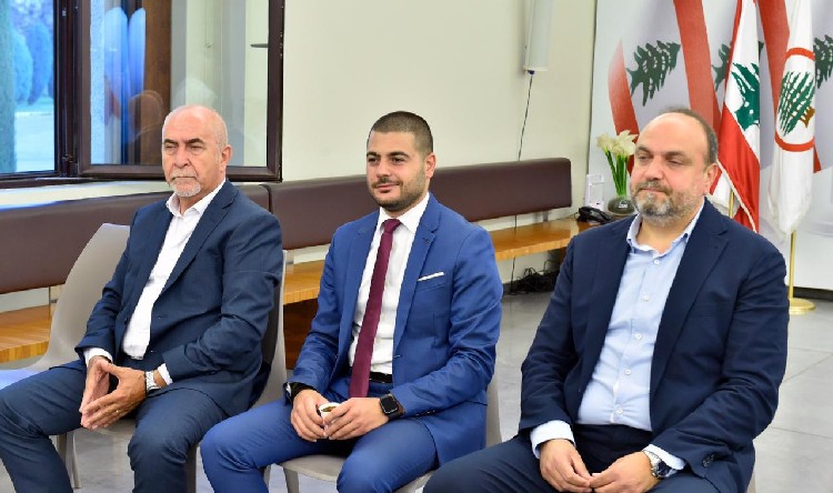 بالصور | مجلس بلدية كفرعميه يلتقي جعجع