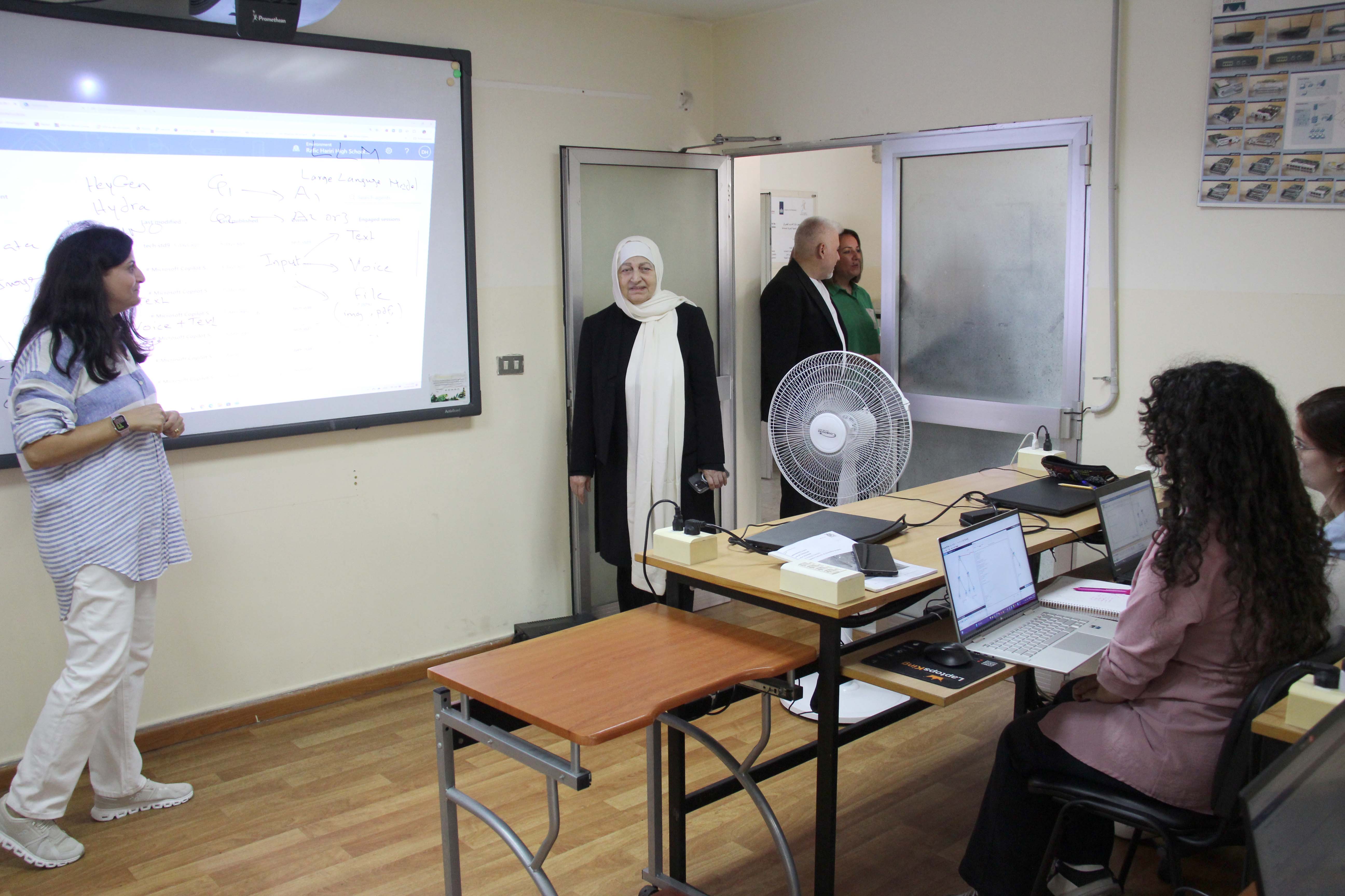 بهية الحريري تفقدت دورات التدريب المهني  و أناملنا  وسيسكو في مؤسسة الحريري