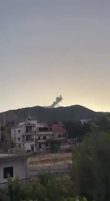 بالفيديو - غارة على مبنى ارسال تابع لقناة المنار في البقاع الغربي