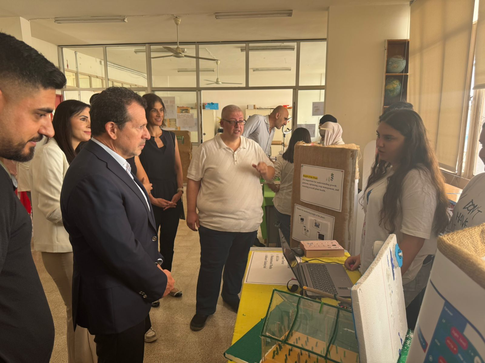 شحادة يزور ثانوية المستقبل الرسمية: التكنولوجيا مدخل لفرص العمل المستقبلية