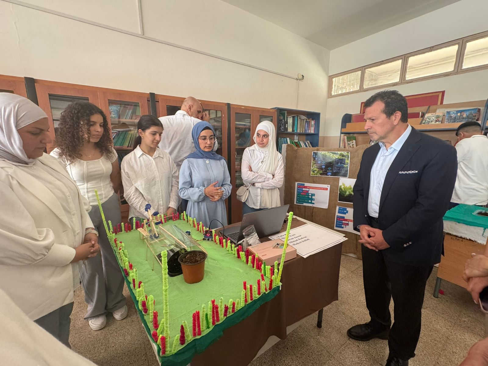 شحادة يزور ثانوية المستقبل الرسمية: التكنولوجيا مدخل لفرص العمل المستقبلية