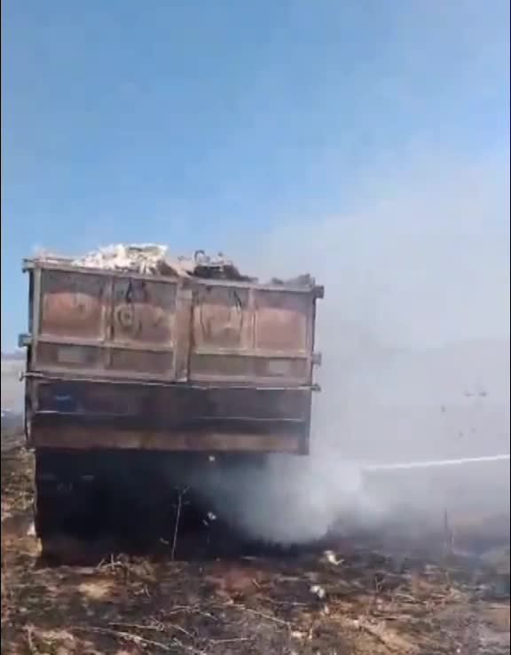 فرق الإطفاء والجيش يُخمدون حريق شاحنة تعرضت لإطلاق نار في ميس الجبل
