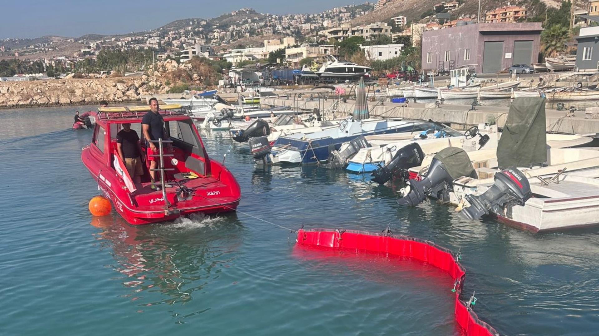 الدفاع المدني يعالج بقعة تلوّث على شاطئ الجيّة