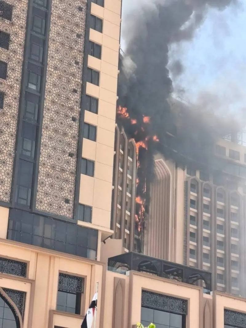 بعد شهرين من افتتاحه... حريق ضخم يلتهم فندقًا في بغداد
