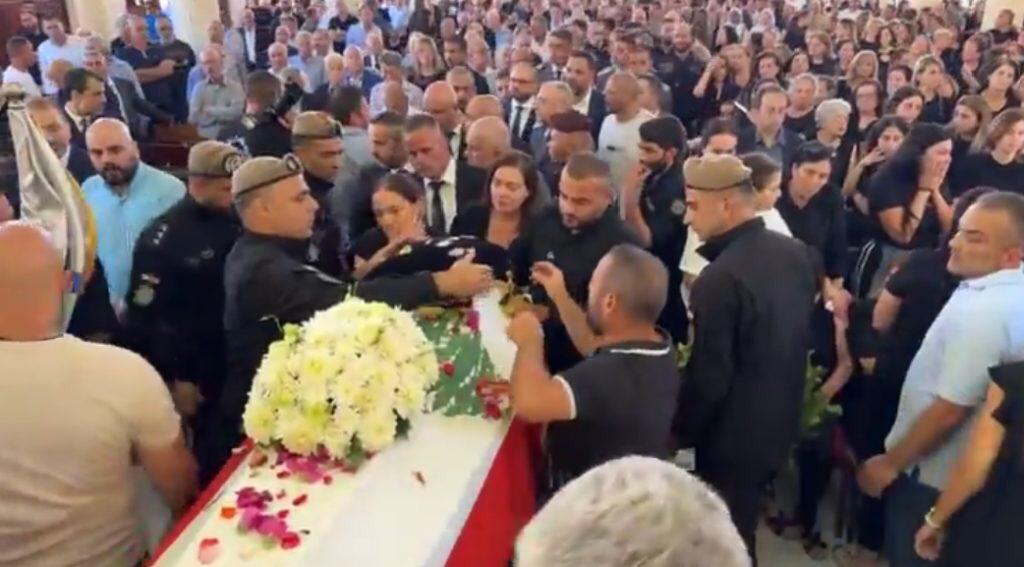 بشري تودّع المعاون الشهيد إلياس طوق في جنازة مهيبة بمشاركة رجال دين وشخصيات وطنية