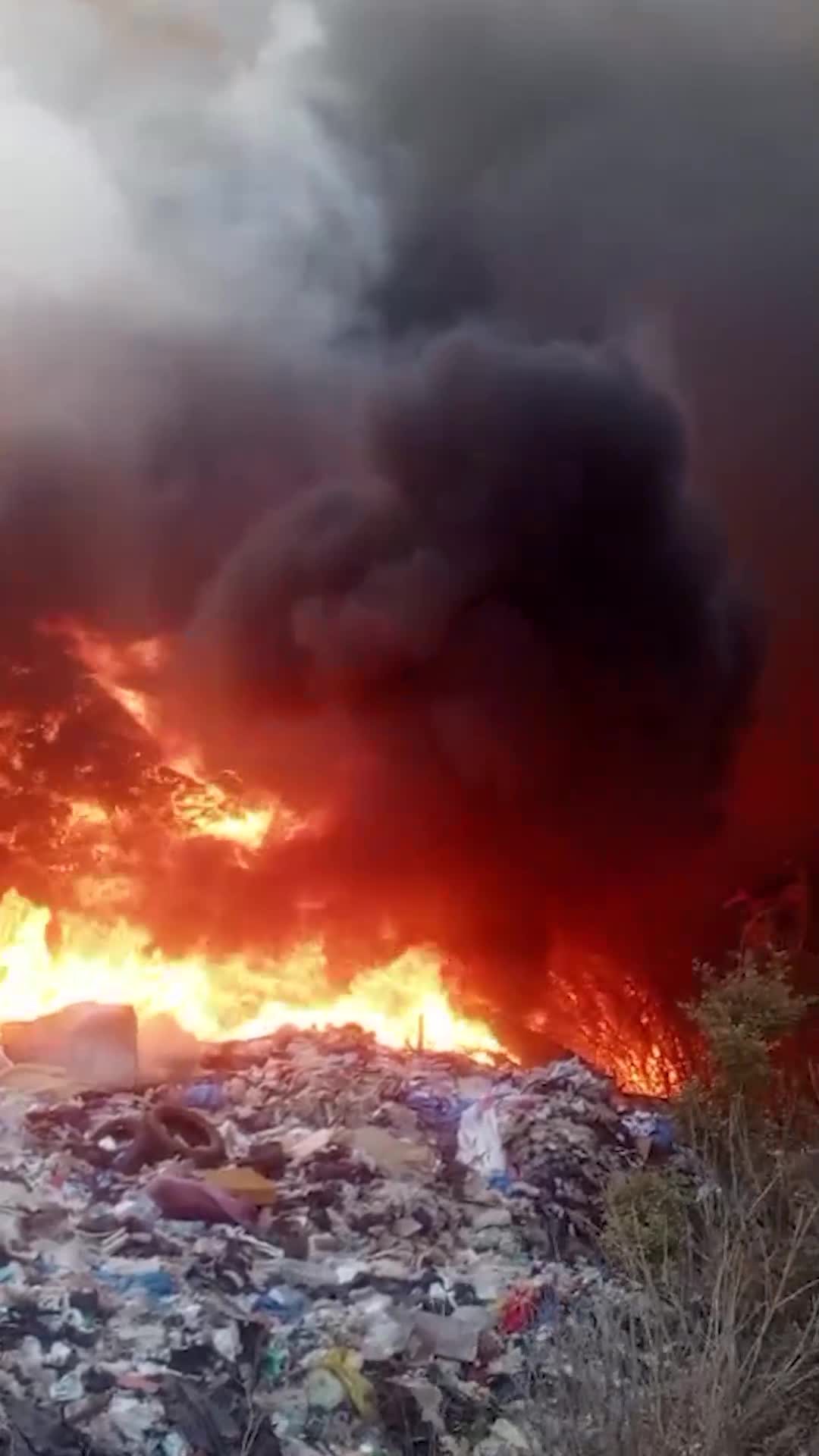بالفيديو: حريق كبير بمكب النفايات في بشنين