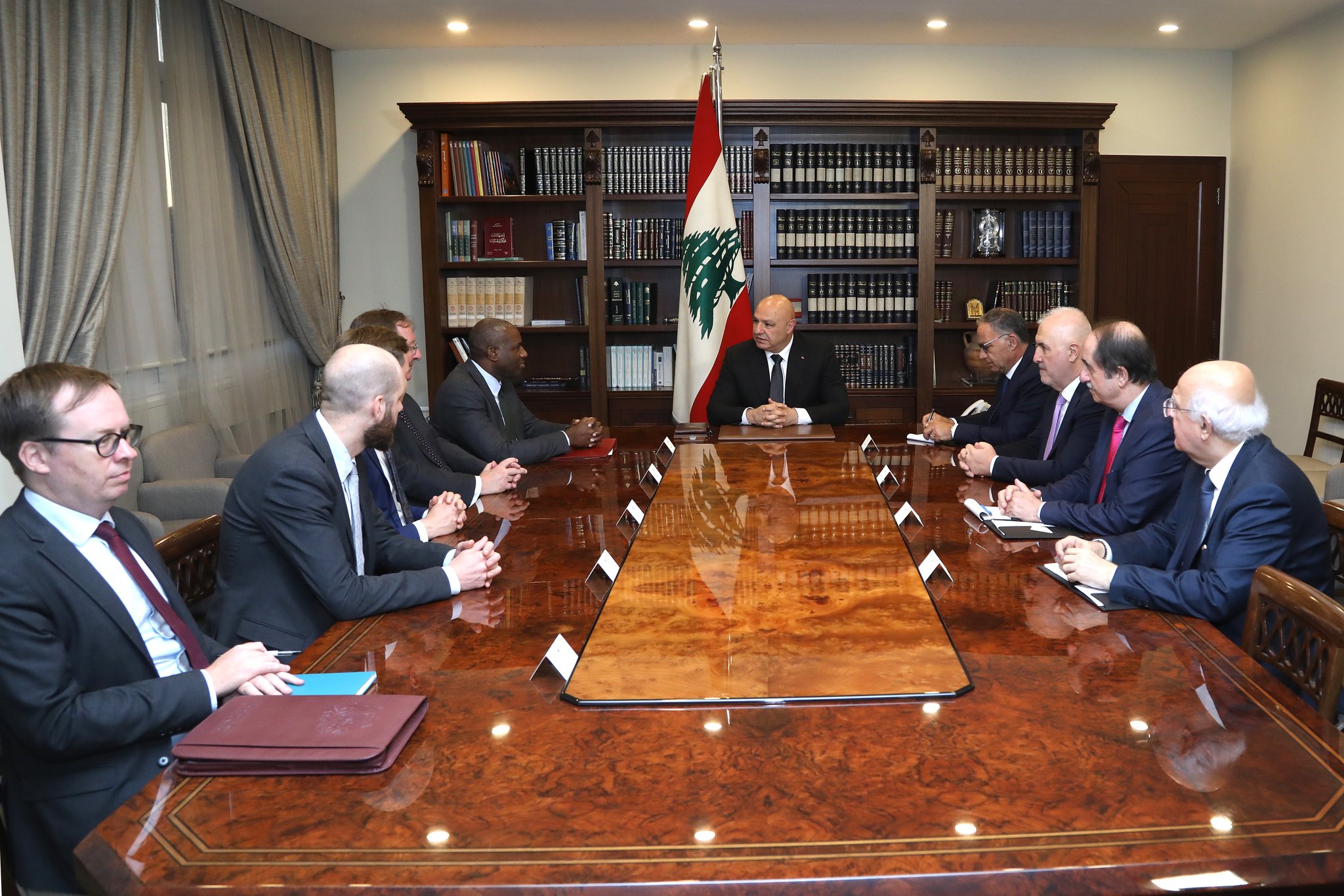 الرئيس عون خلال استقباله وزير الخارجية البريطاني: لتثبيت “اليونيفيل” وتأكيد حصرية السلاح في الجنوب