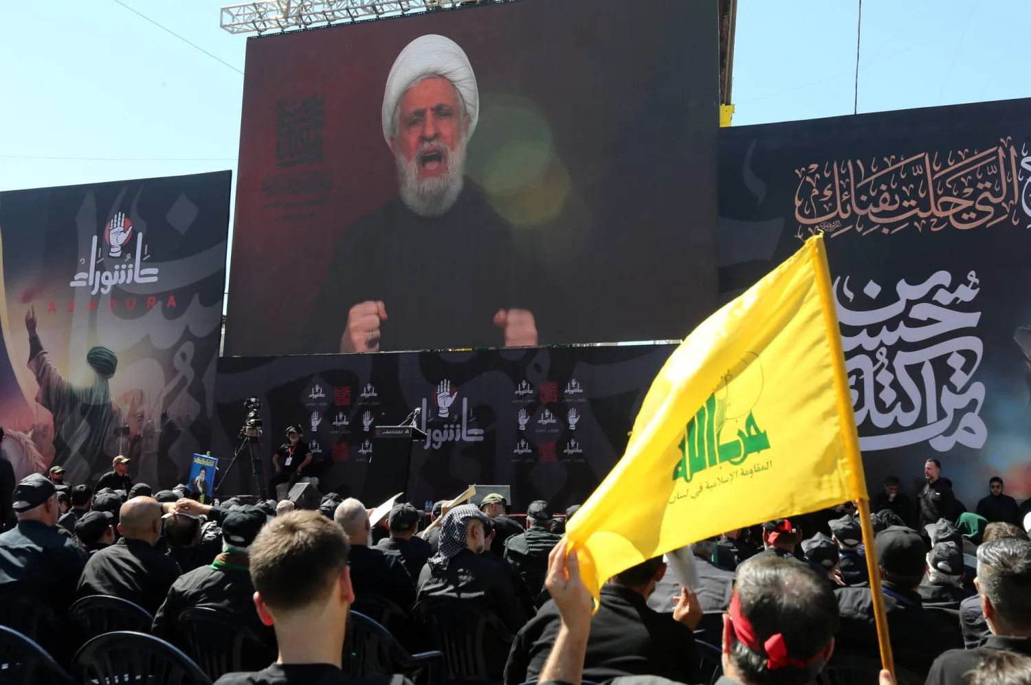 قاسم يضع شروطاً لتسليم سلاح «حزب الله» ويلوّح بالمواجهة<br />
مناورة لكسب الوقت أم تصعيد كلامي لطمأنة بيئته؟