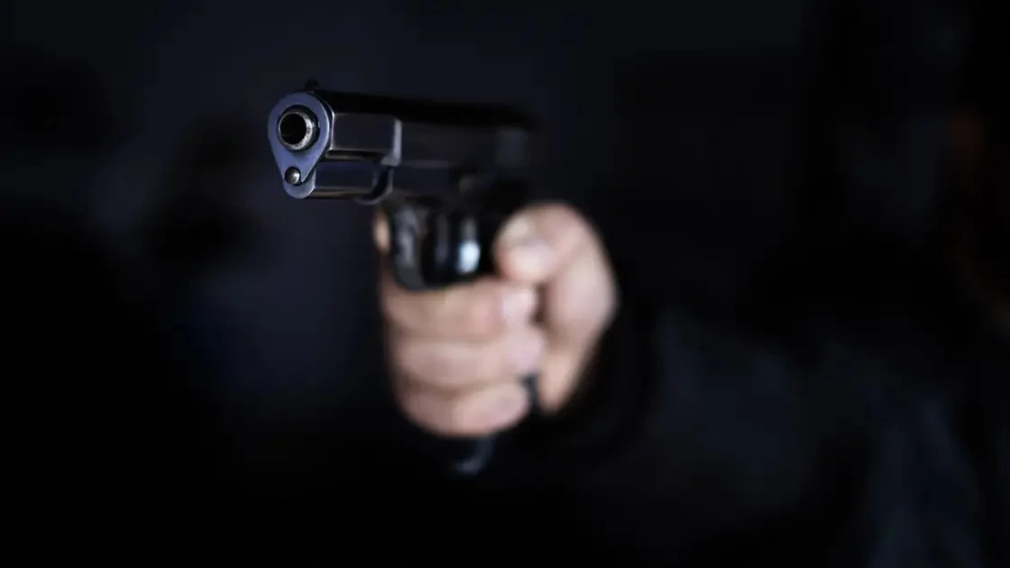 أطلق النار على والدته وشقيقه وإبن أخيه...