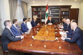 لبنان ينجح «بشراء الوقت»... ليونة أميركيّة ولا ضمانات<br />
حزب الله مُنفتح على نقاش لاحق لقرار «السلم والحرب»<br />
جعجع يُصّر على اجتماع الحكومة... و«القوات» تلوّح بالإستقالة