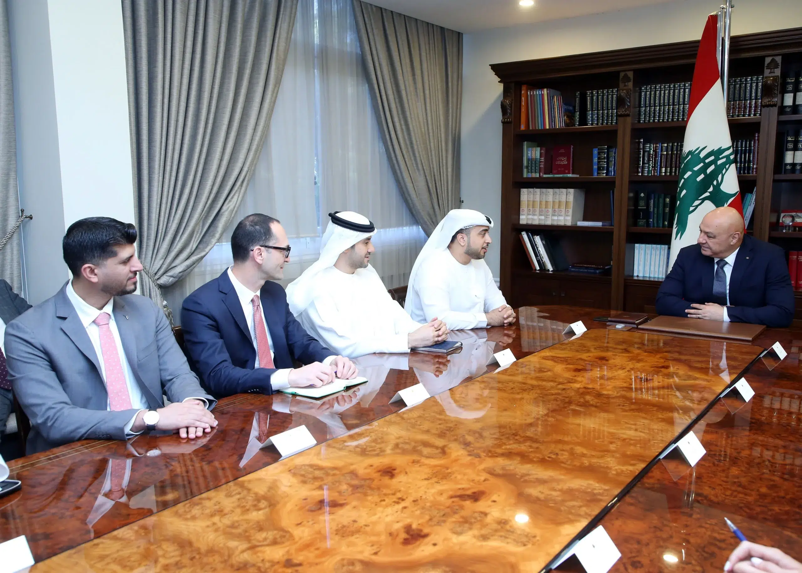 الرئيس عون نوه بمواقف رئيس دولة الامارات الداعمة: من الضروري ان يبقى لبنان منارة الشرق