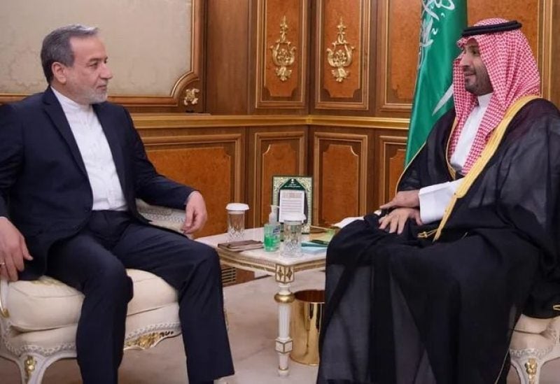 ولي العهد السعودي يلتقي وزير الخارجية الإيراني.. ماذا على طاولة البحث؟
