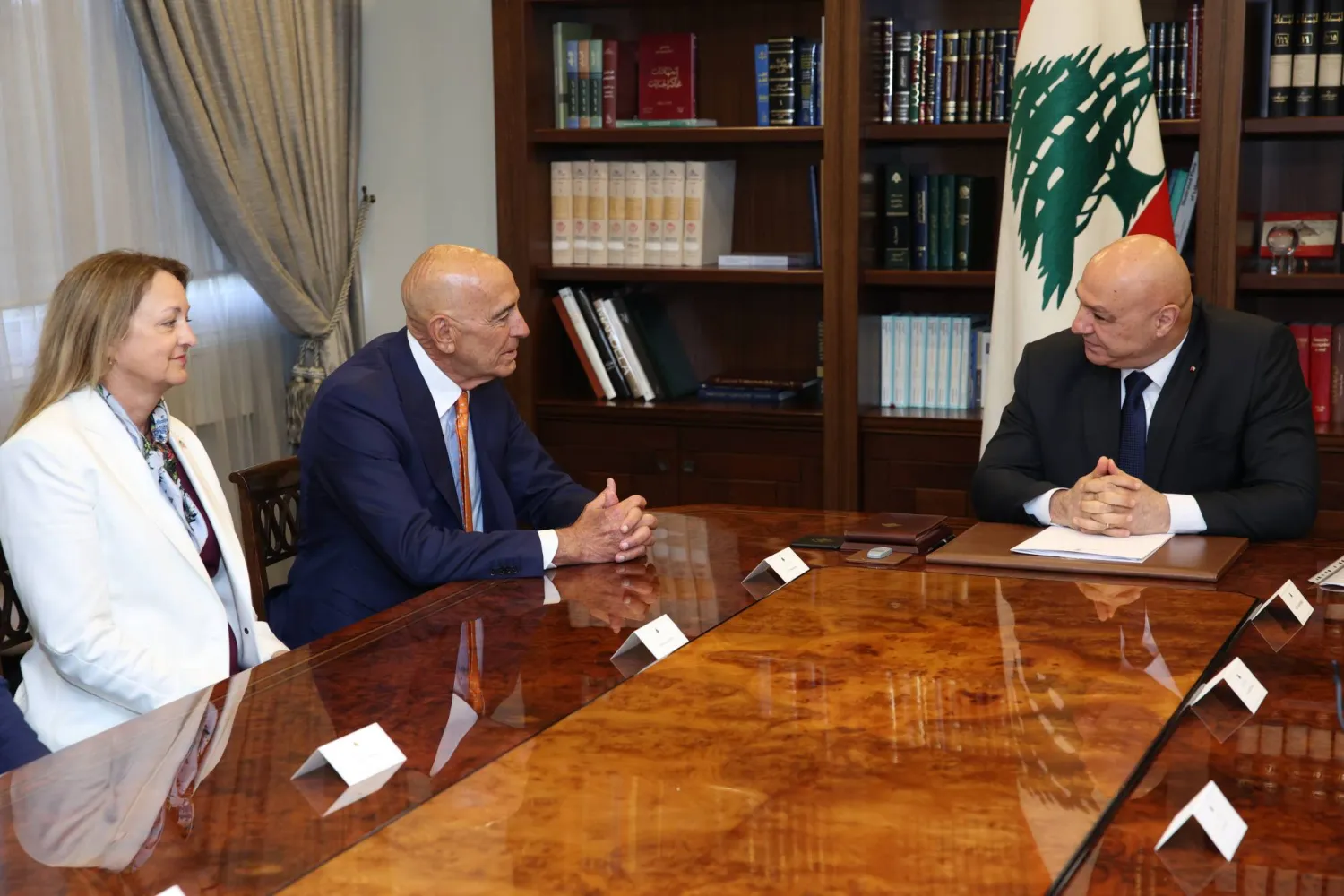 النقاش بشأن صلاحية البتّ في «الورقة الأميركية» يرافق محادثات براك
القرار بخصوصها سيكون على طاولة الحكومة