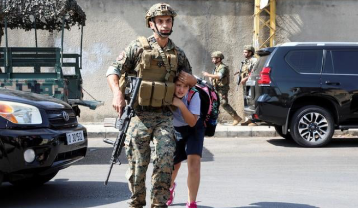 الجيش: توقيف 4 مواطنين من بين مسلحين ظهروا أثناء إحدى المناسبات في منطقة زقاق البلاط