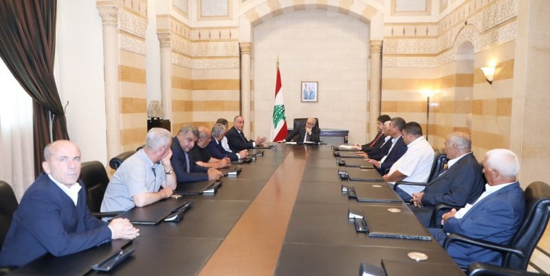 مطالب إنمائية وخدماتية... سلام يستقبل وفدًا شماليًا
