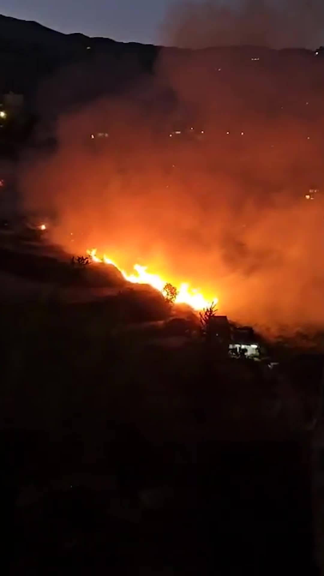 بالفيديو: حريق كبير قرب المنازل في زحلة