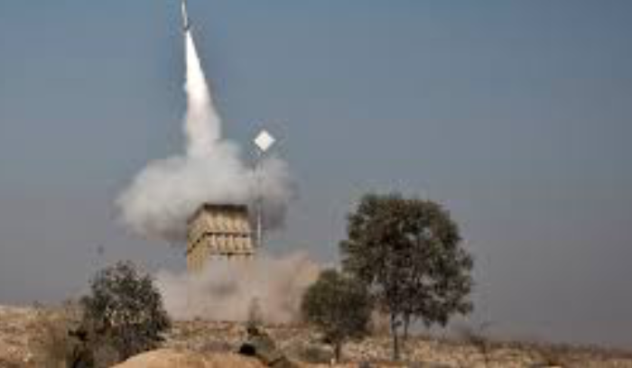 إسرائيل تعلن إصابة 4 أشخاص بجروح خلال تدافعهم باتجاه الملاجىء بعد إطلاق صاروخ من اليمن