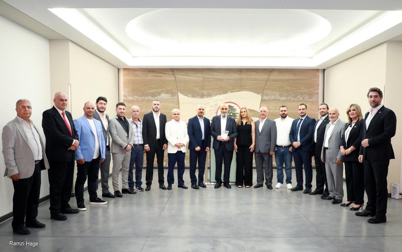 جعجع التقى مجلسي بلديتي عيناتا ودير الاحمر