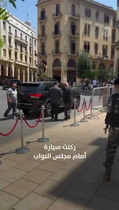 بالفيديو: سيارة  نائب من دون لوحات في مجلس النواب