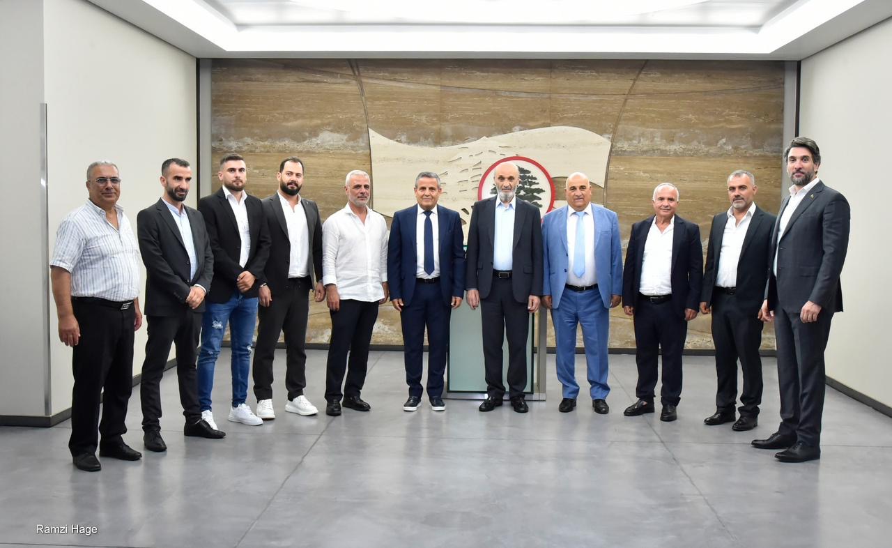 جعجع يستقبل مجلس بلدية بتدعي في معراب