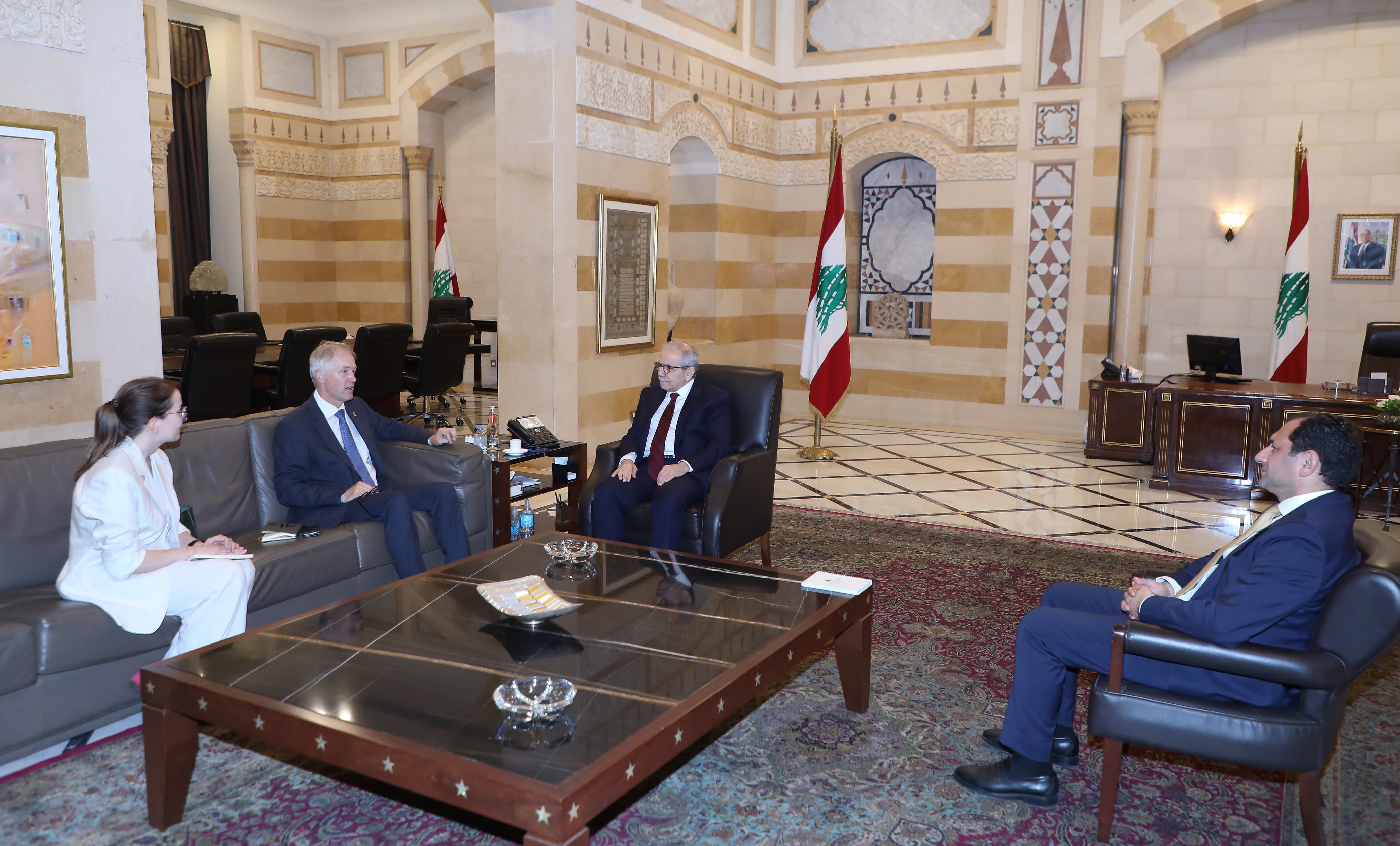 وداع رسمي لسفيرة كندا في لبنان في السرايا الحكومية