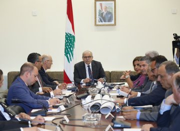 نواف سلام يترأس اجتماعًا طارئًا لمعالجة تلوّث الليطاني والقرعون