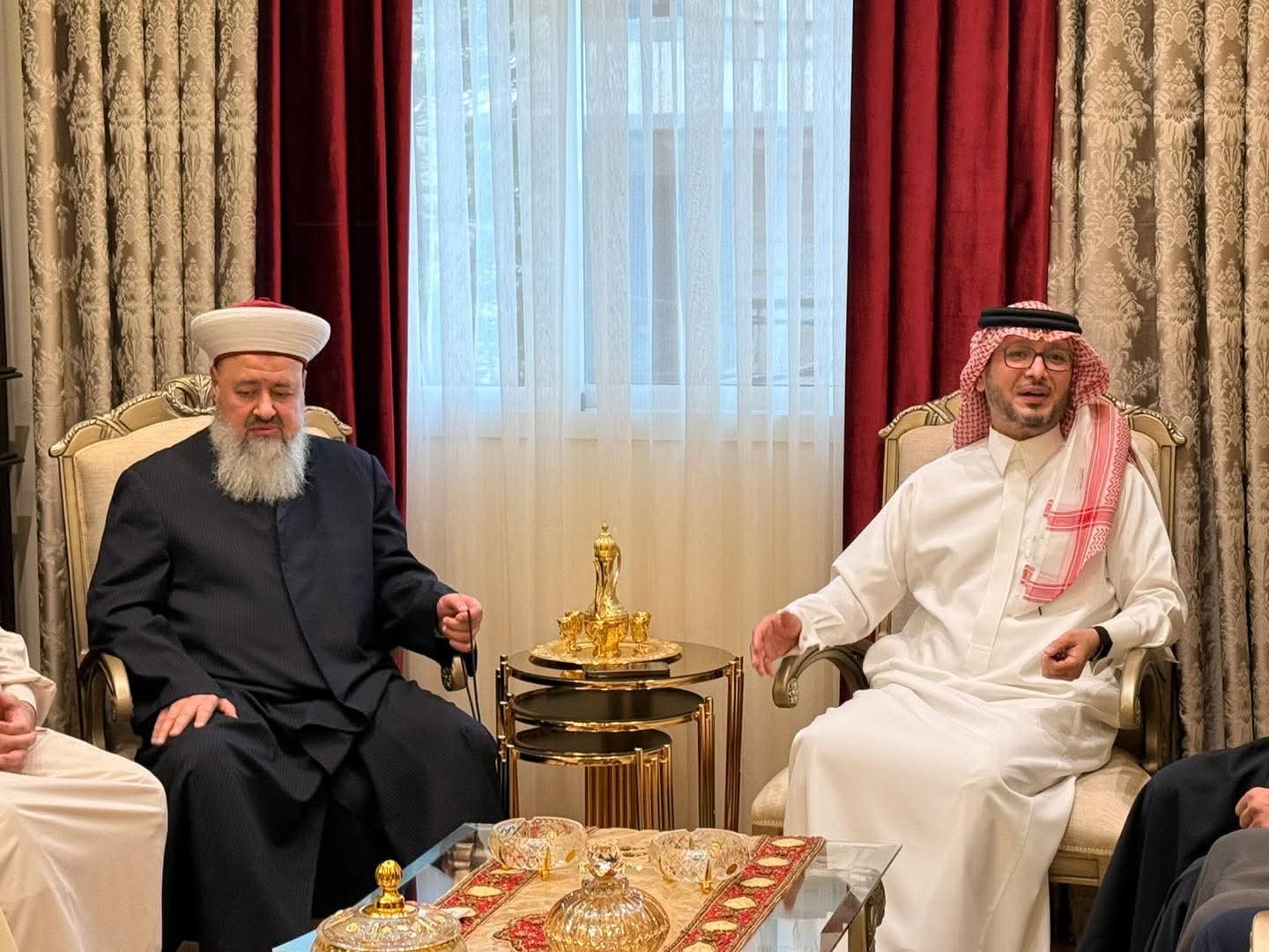 السفير البخاري يلتقي القاضي الشرعي في طرابلس